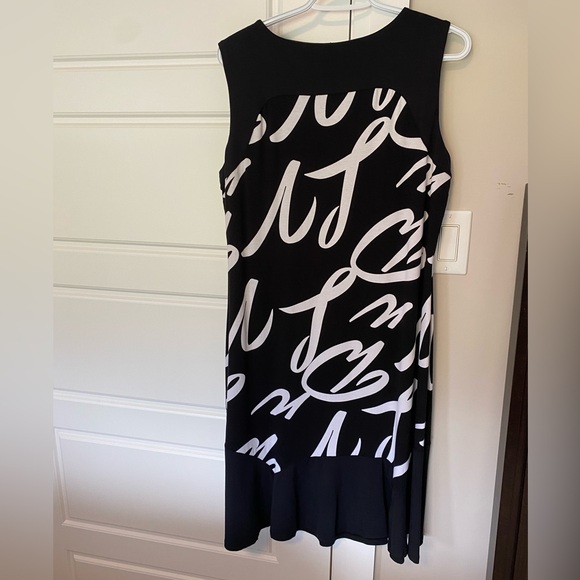 Bali script print ruffle hem dress Sz 12 NWTs 95% viscose PTP 21” length 39” - Picture 2 of 6